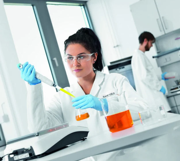 Специалист лаборатории работает с оборудованием Sartorius